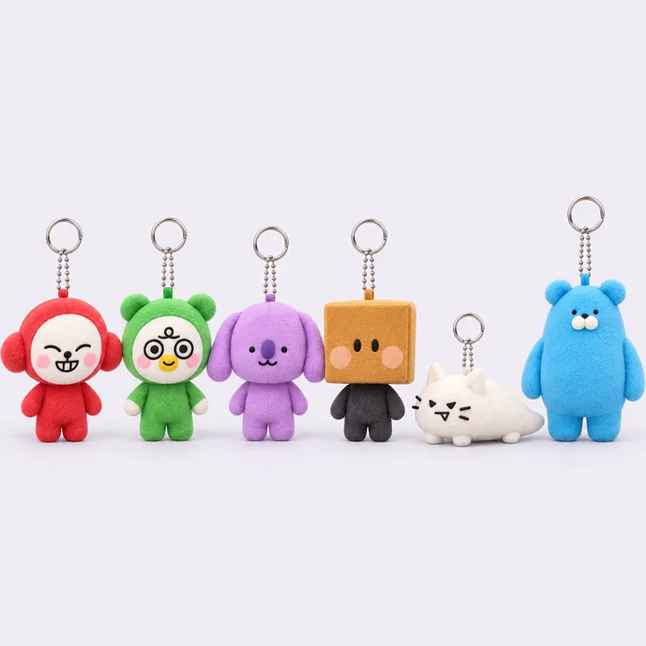 팝콘즈 여섯 친구 인형 키링이 한 줄로 선 모습
